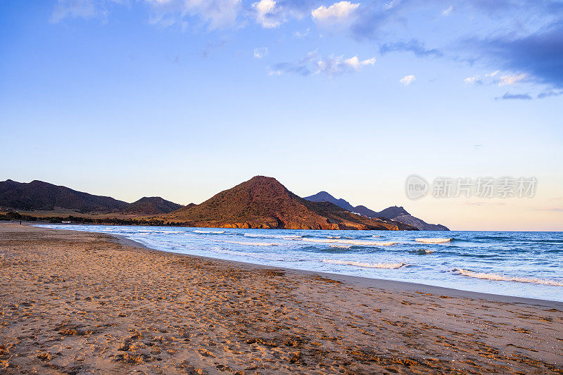 普拉亚德洛斯热那亚，在Cabo de Gata-Níjar自然保护区美丽的海滩之一-西班牙